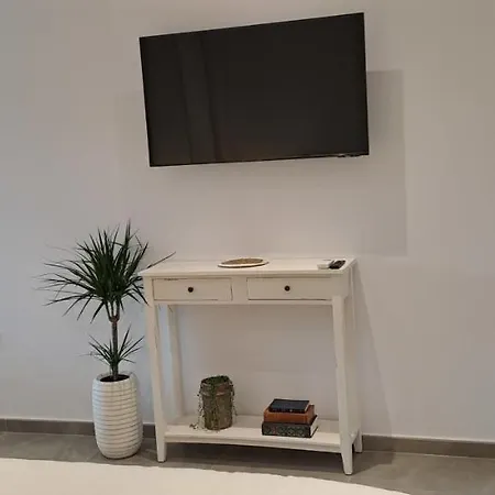 Large Studio With View-hosted By Sweetstay